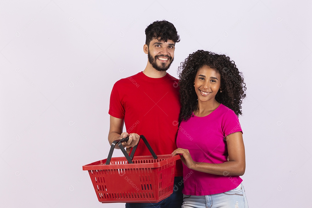 Lindo casal feliz e apaixonados sobre fundo isolado