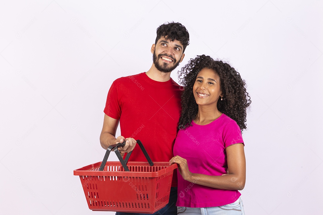 Lindo casal feliz e apaixonados sobre fundo isolado