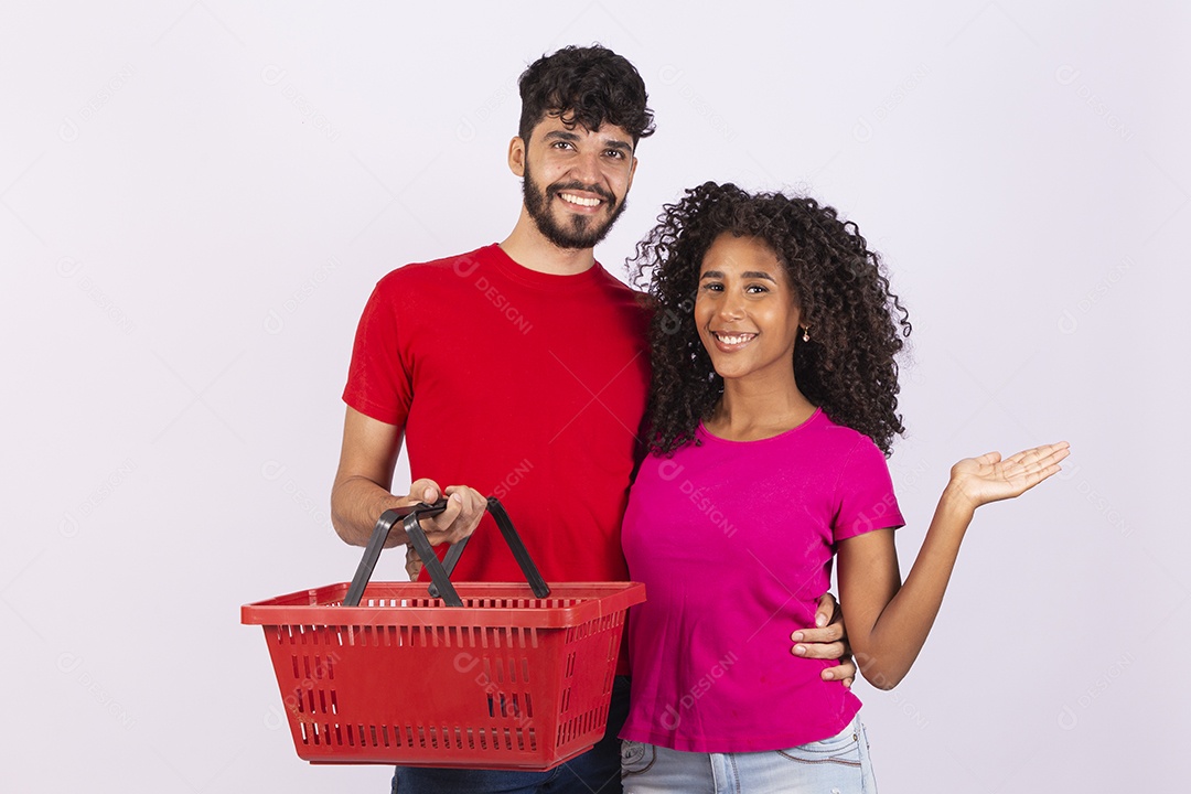 Lindo casal feliz e apaixonados sobre fundo isolado