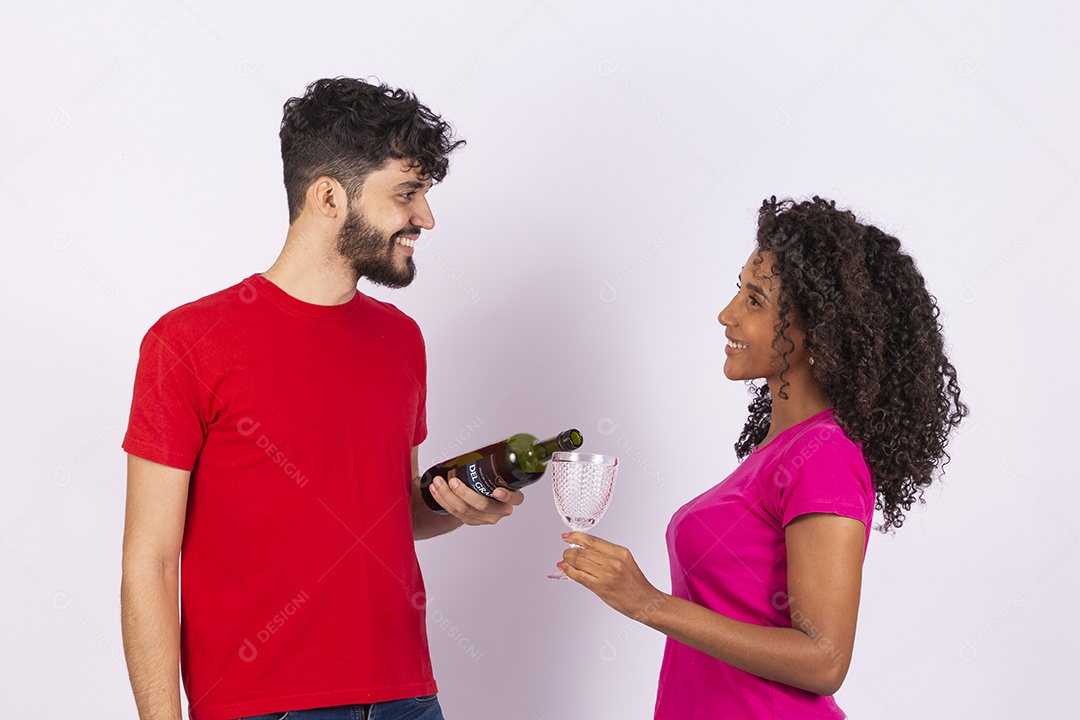 Lindo casal feliz e apaixonados sobre fundo isolado bebendo vinho