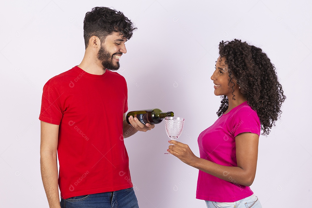 Lindo casal feliz e apaixonados sobre fundo isolado bebendo vinho