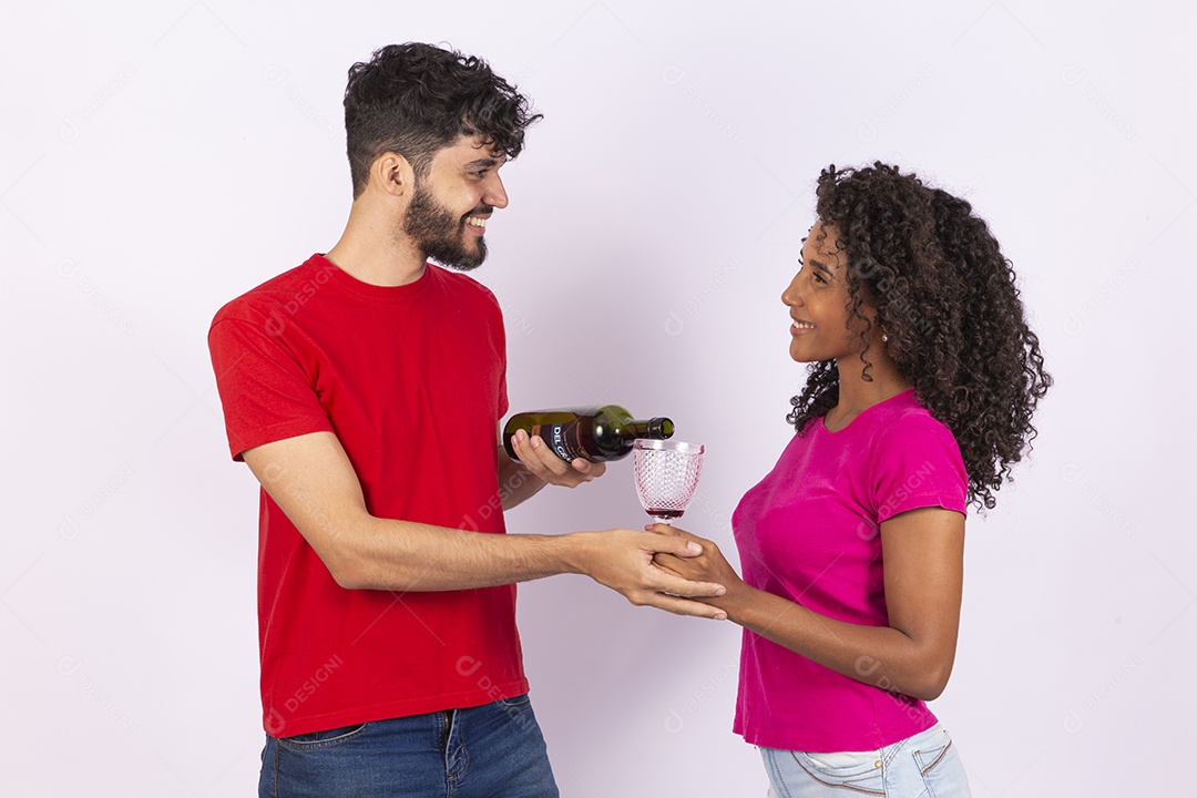 Lindo casal feliz e apaixonados sobre fundo isolado bebendo vinho