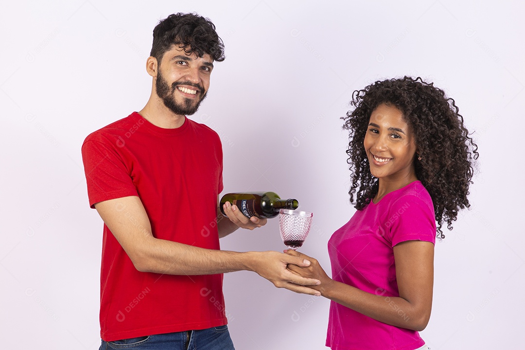 Lindo casal feliz e apaixonados sobre fundo isolado bebendo vinho