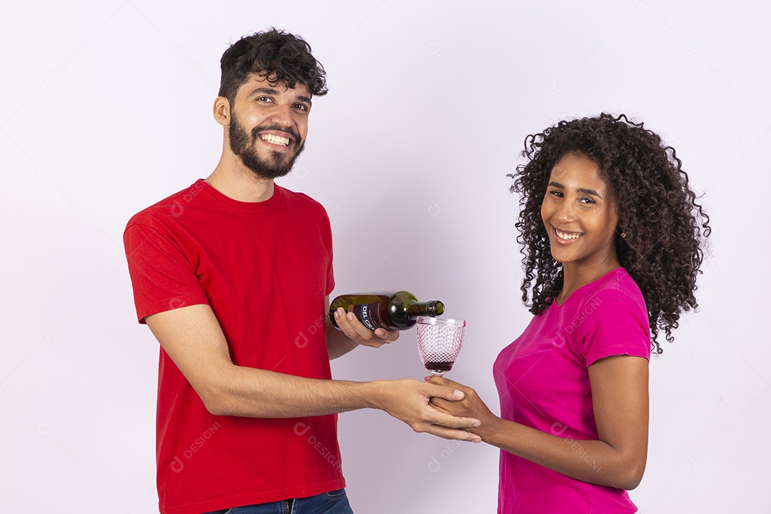 Lindo casal feliz e apaixonados sobre fundo isolado bebendo vinho