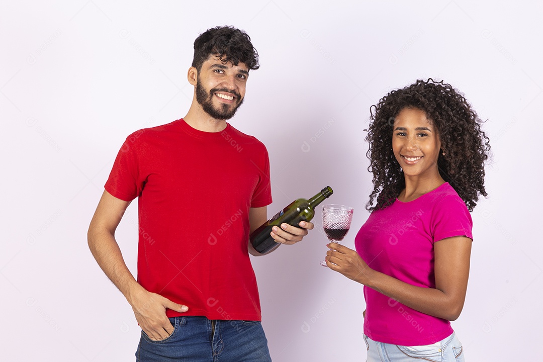 Lindo casal feliz e apaixonados sobre fundo isolado