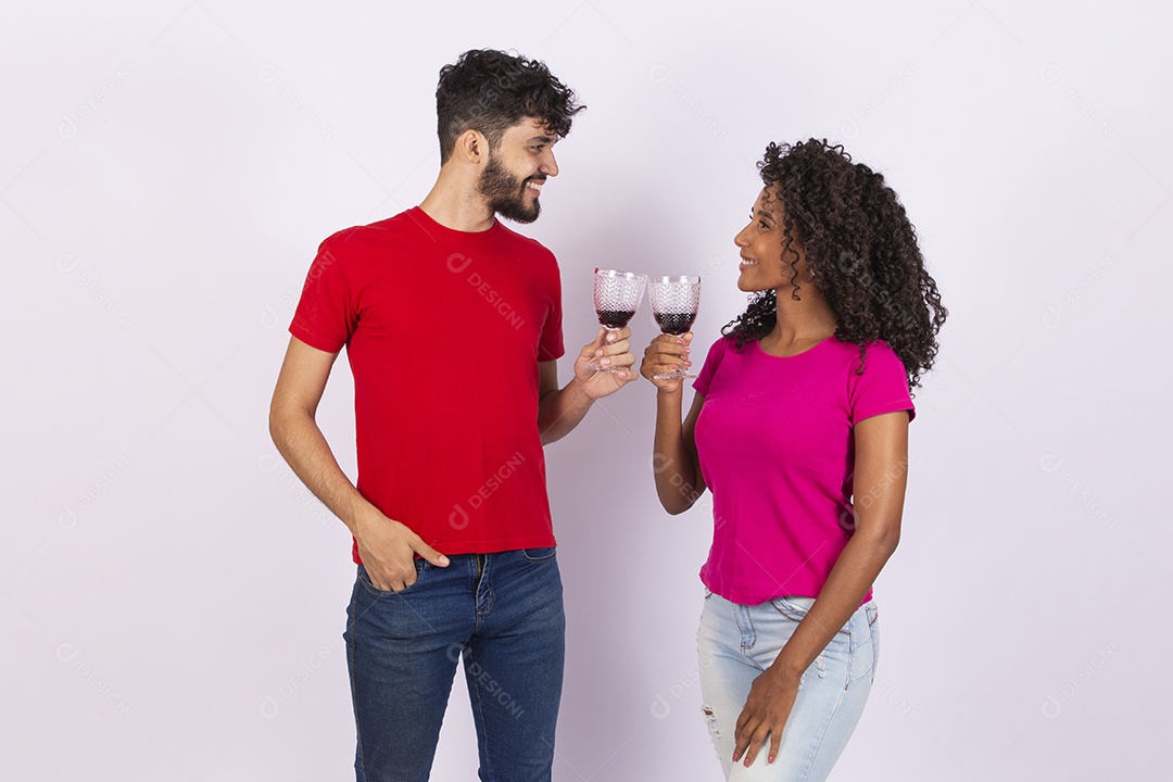 Lindo casal feliz e apaixonados sobre fundo isolado bebendo vinho