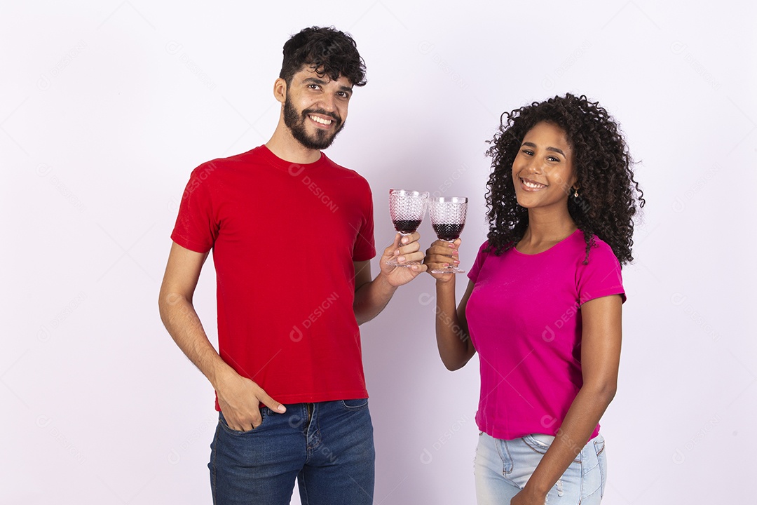 Lindo casal feliz e apaixonados sobre fundo isolado