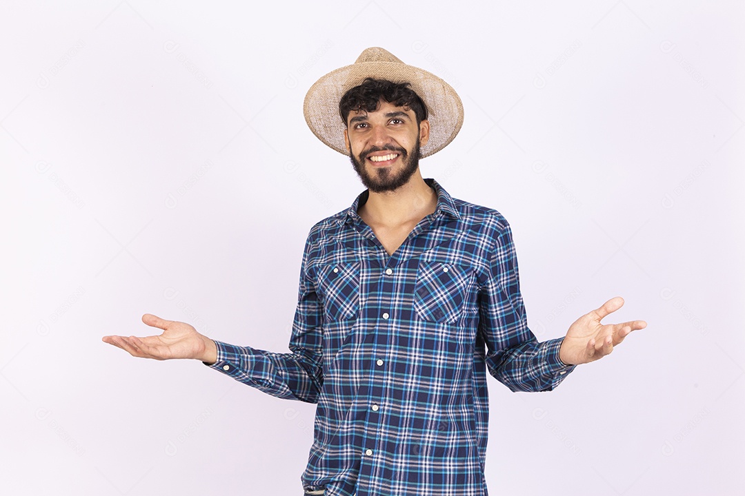 Homem jovem barbudo fantasiada celebrando festas juninas segurando celular smartphone