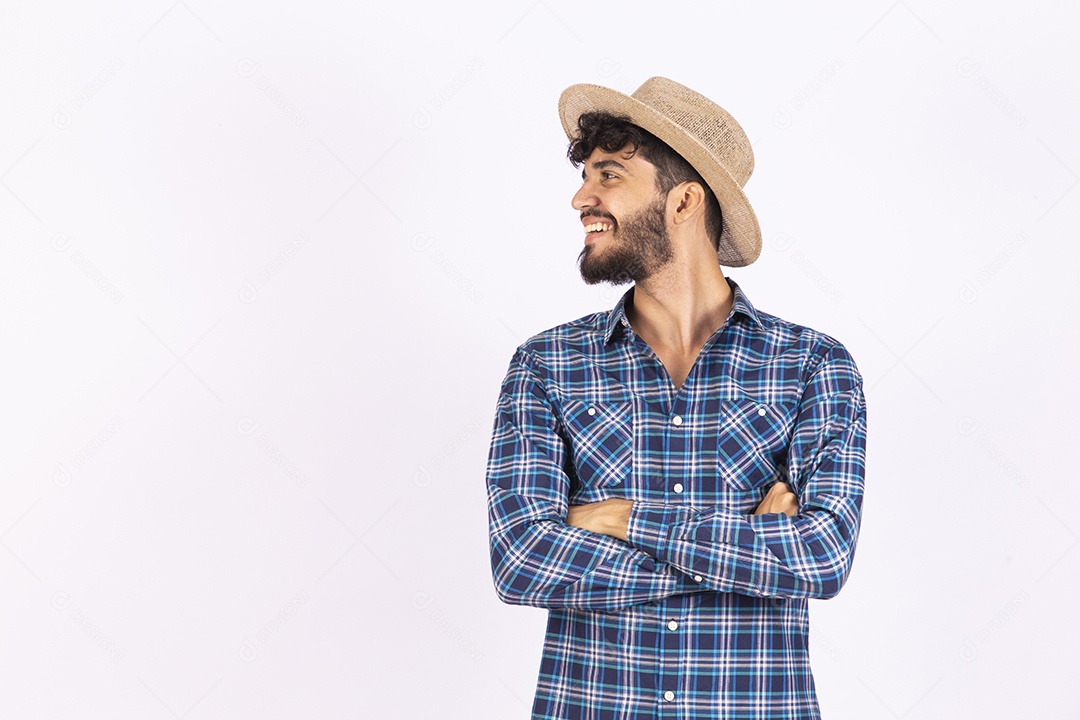 Homem jovem barbudo fantasiado celebrando festas juninas