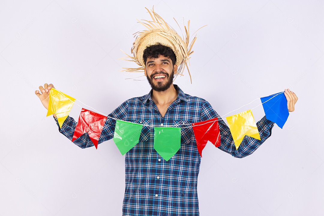 Homem jovem barbudo fantasiada celebrando festas juninas