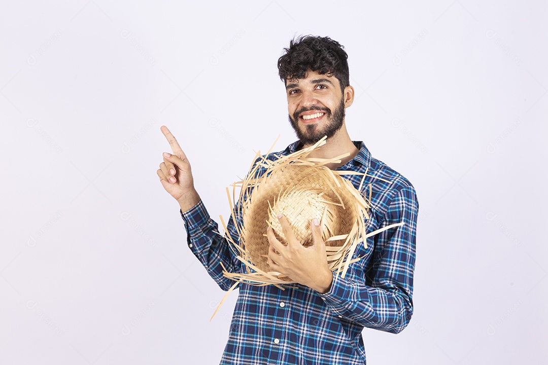 Homem jovem barbudo fantasiado celebrando festas juninas