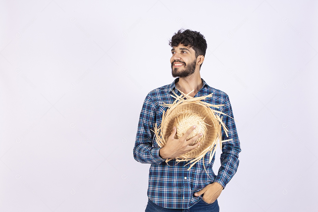 Homem jovem barbudo fantasiada celebrando festas juninas