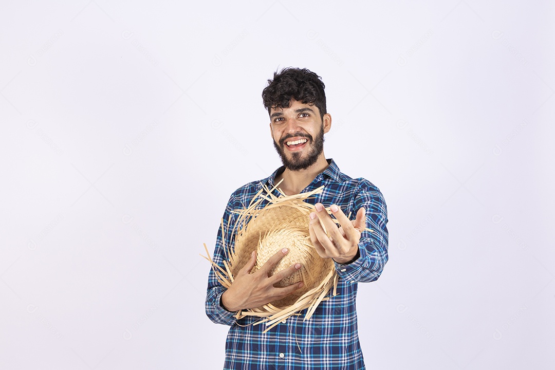 Homem jovem barbudo fantasiada celebrando festas juninas segurando cofre