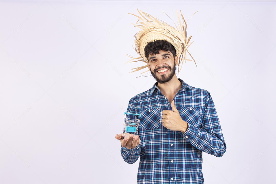 Homem jovem barbudo fantasiado celebrando festas juninas