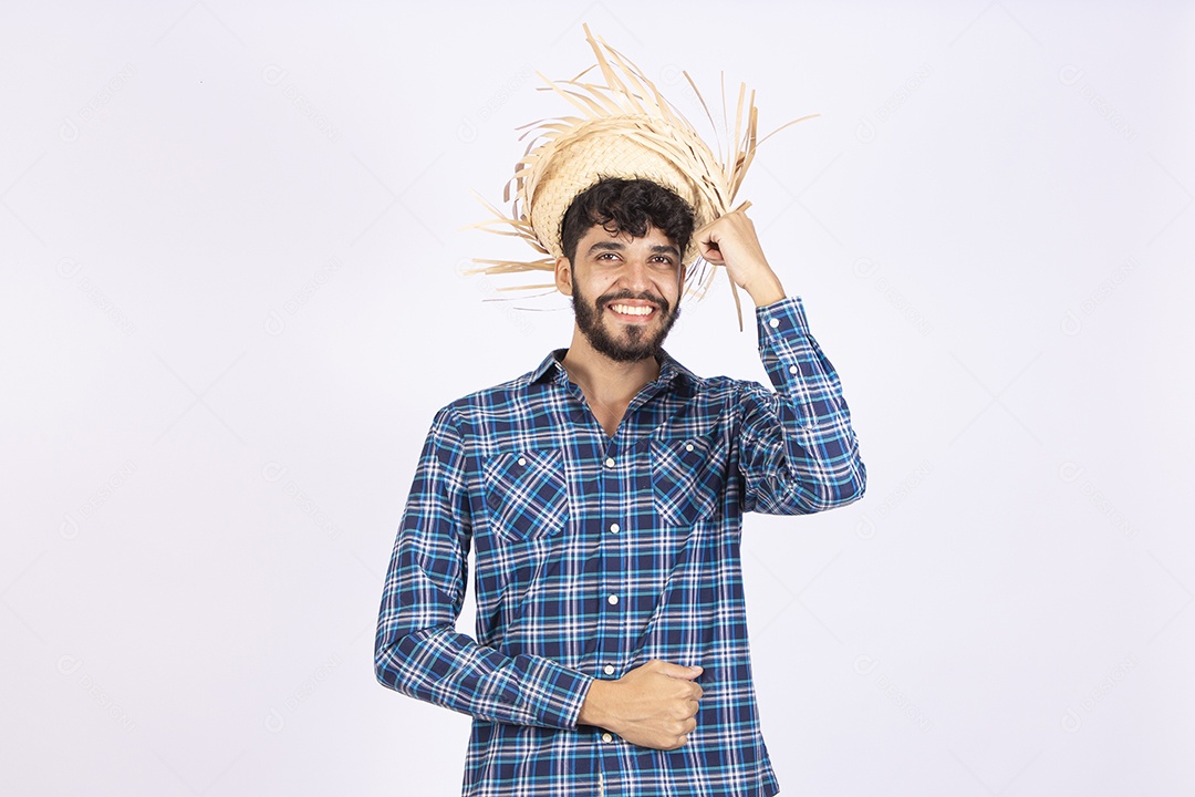 Homem jovem barbudo fantasiada celebrando festas juninas