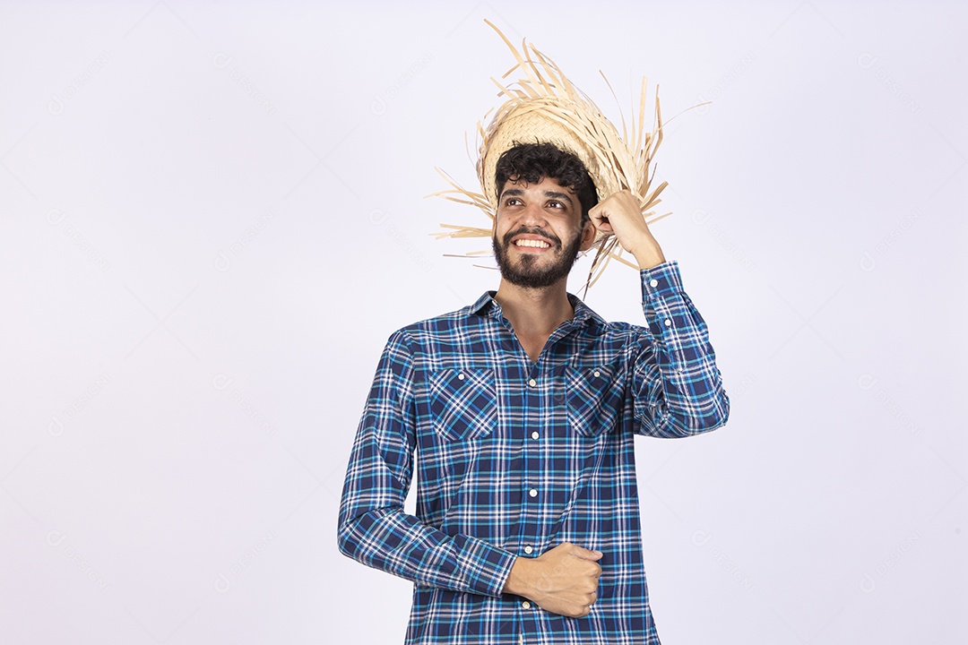 Homem jovem barbudo fantasiada celebrando festas juninas