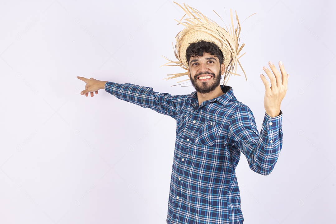 Homem jovem barbudo fantasiada celebrando festas juninas