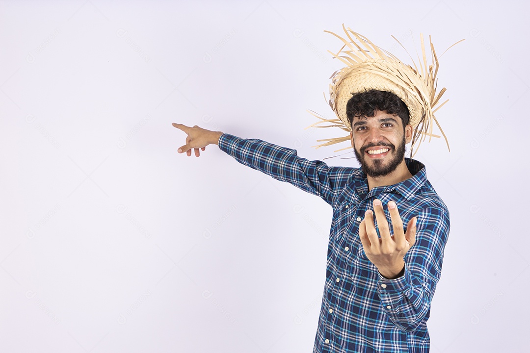 Homem jovem barbudo fantasiada celebrando festas juninas