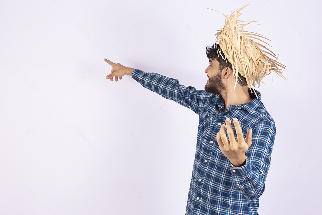 Homem jovem barbudo fantasiada celebrando festas juninas