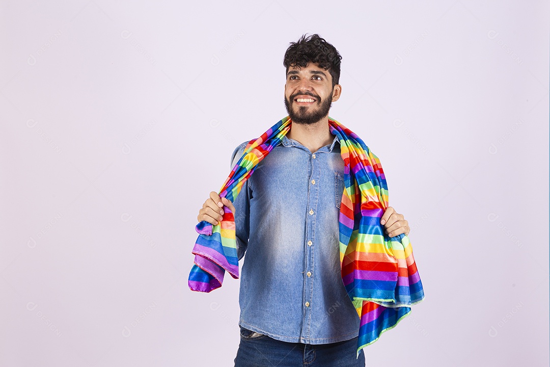 Homem jovem garoto segurando bandeira LGBTQI+