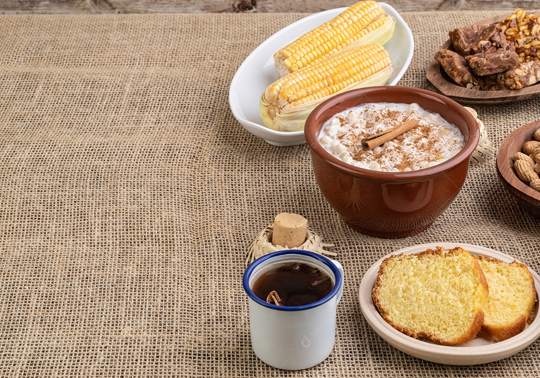 Comida típica da festa junina brasileira sobre tecido de juta. Festa junina com espaço para texto.