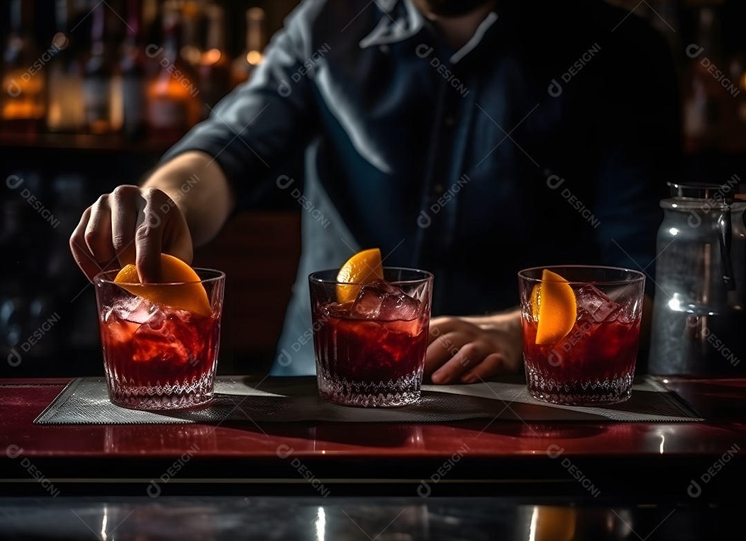 Garçom servindo bebidas sobre um boteco