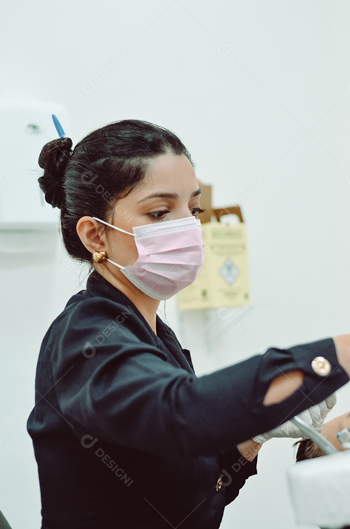 Dentista sobre seu consultorio odontológico