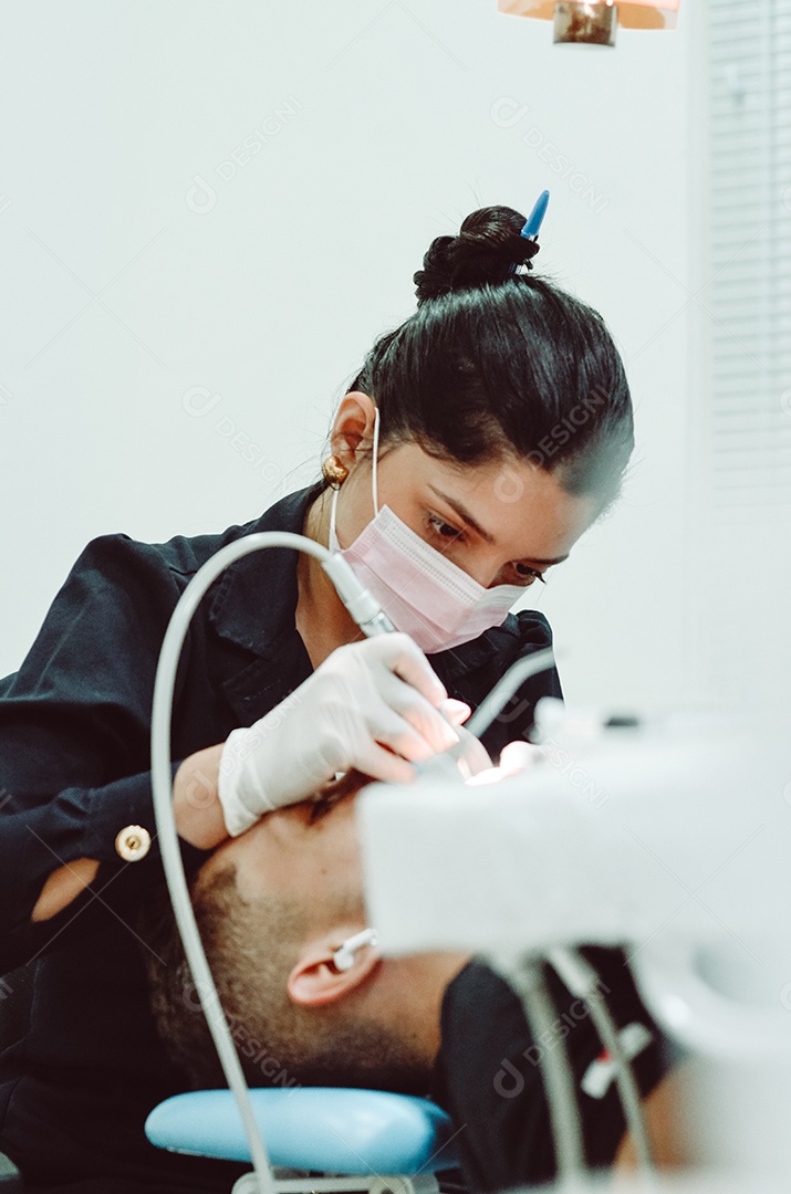 Dentista sobre seu consultorio odontológico