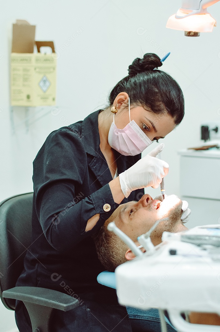 Dentista sobre seu consultorio odontológico