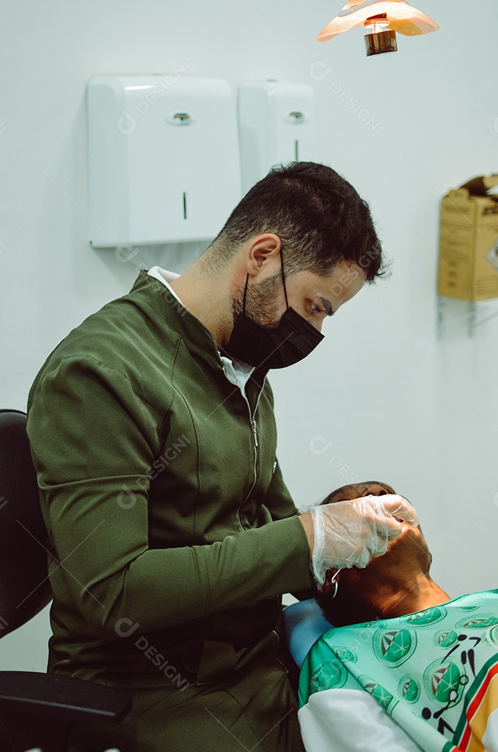 Dentista sobre seu consultorio odontológico