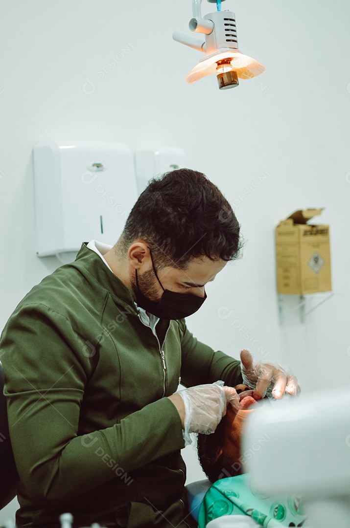 Dentista sobre seu consultorio odontológico