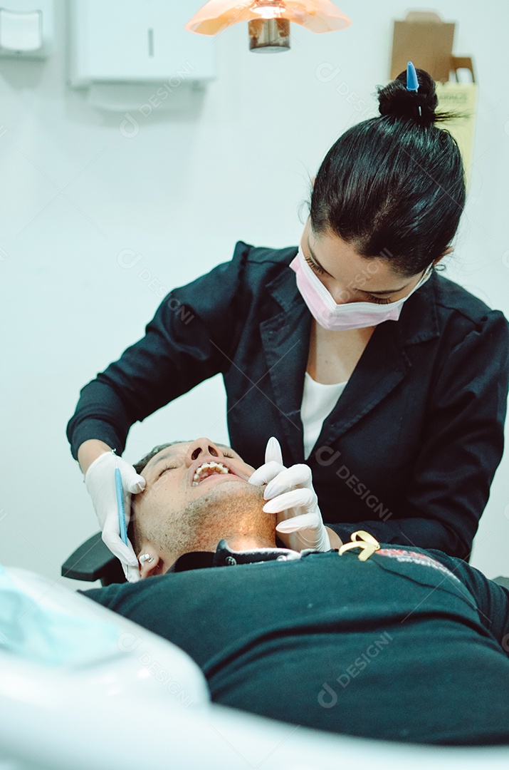 Dentista sobre seu consultorio odontológico