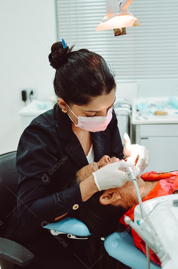 Dentista sobre seu consultorio odontológico