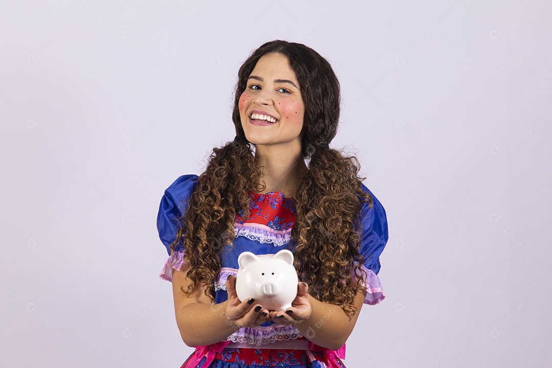 Linda mulher jovem fantasiada celebrando festas juninas segurando cofre