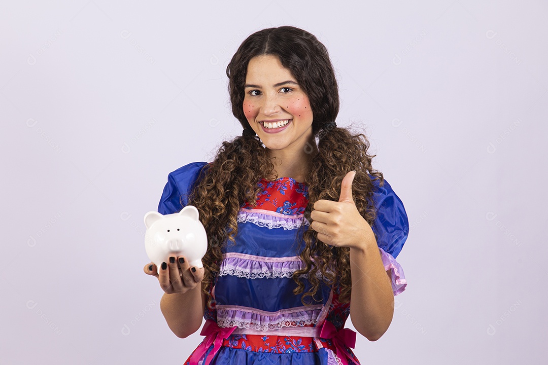 Linda mulher jovem fantasiada celebrando festas juninas segurando cofre