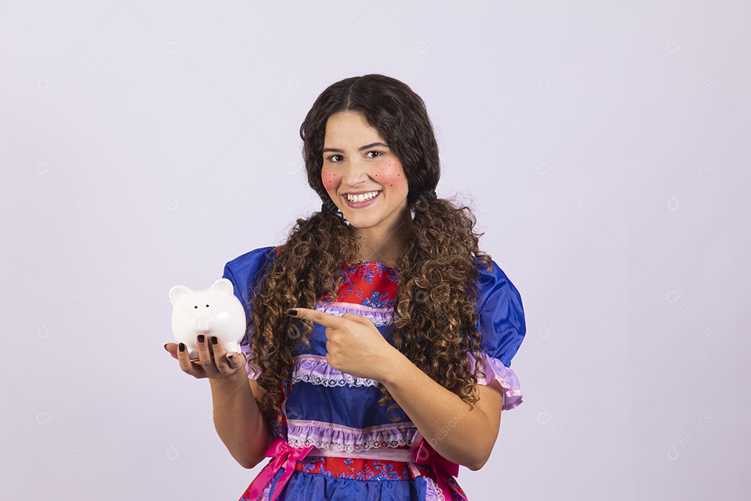 Linda mulher jovem fantasiada celebrando festas juninas segurando cofre