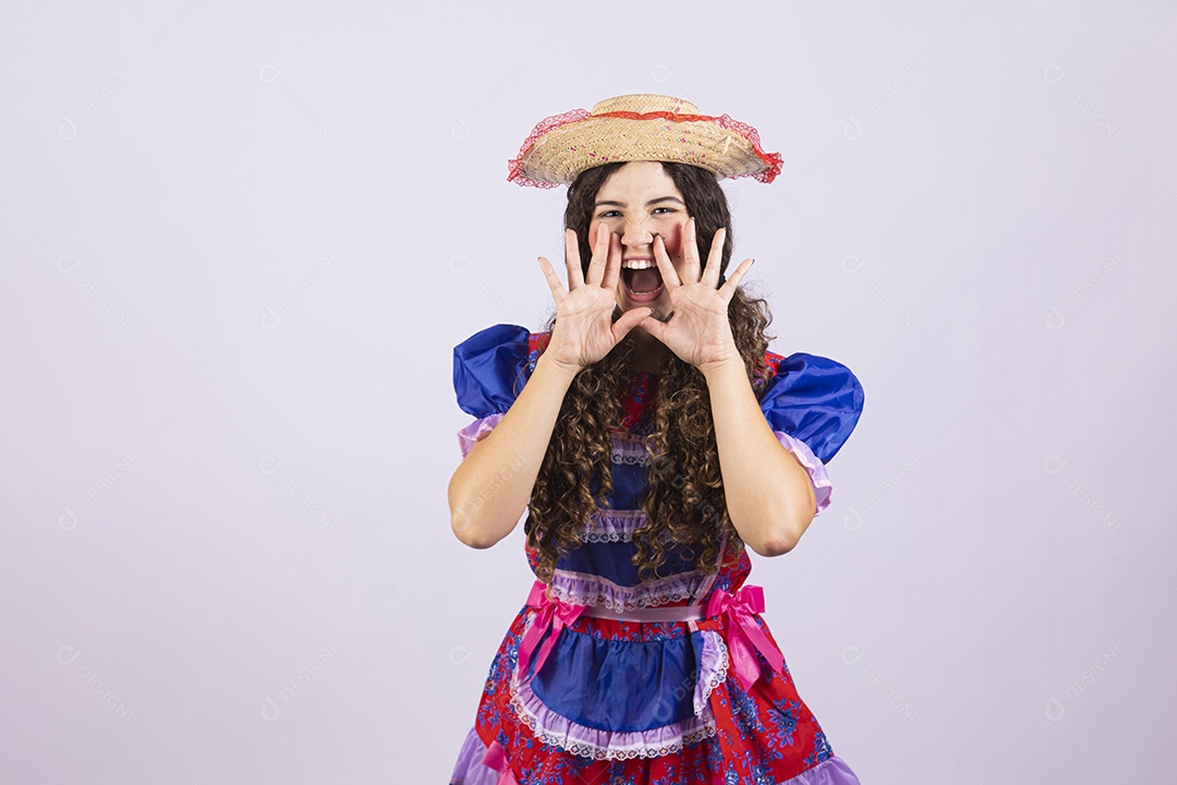 Linda mulher jovem fantasiada celebrando festas juninas