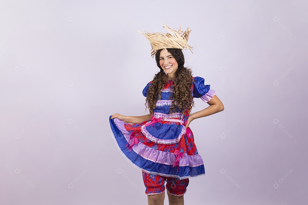 Linda mulher jovem fantasiada celebrando festas juninas