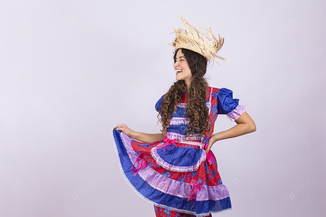 Linda mulher jovem fantasiada celebrando festas juninas