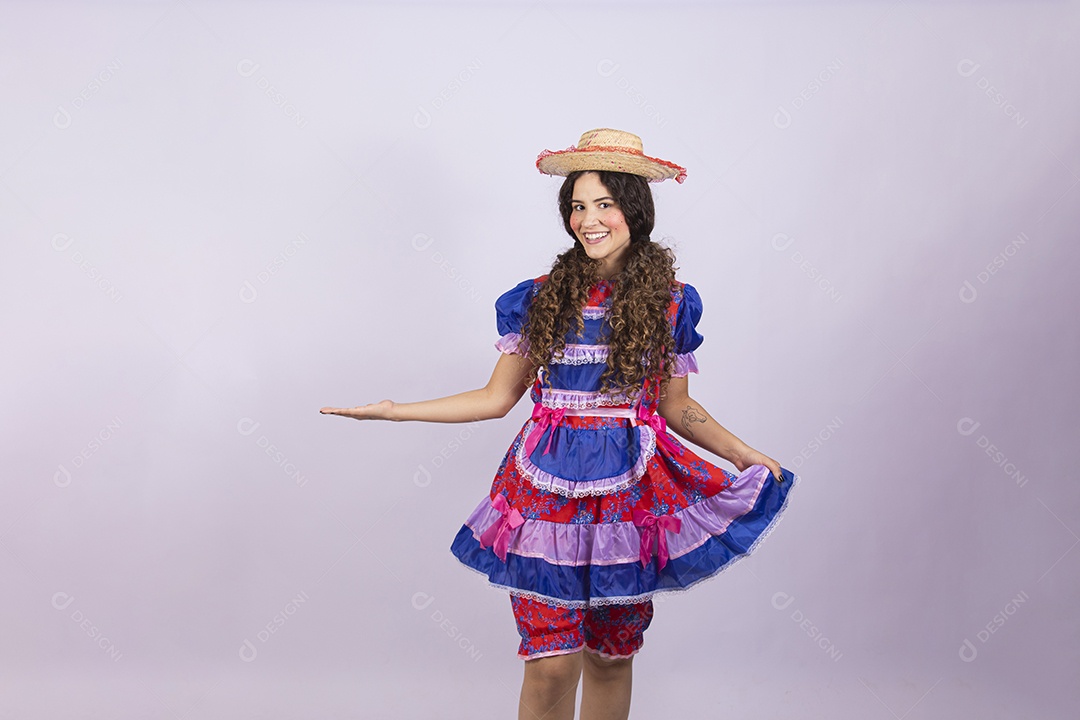 Linda mulher jovem fantasiada celebrando festas juninas