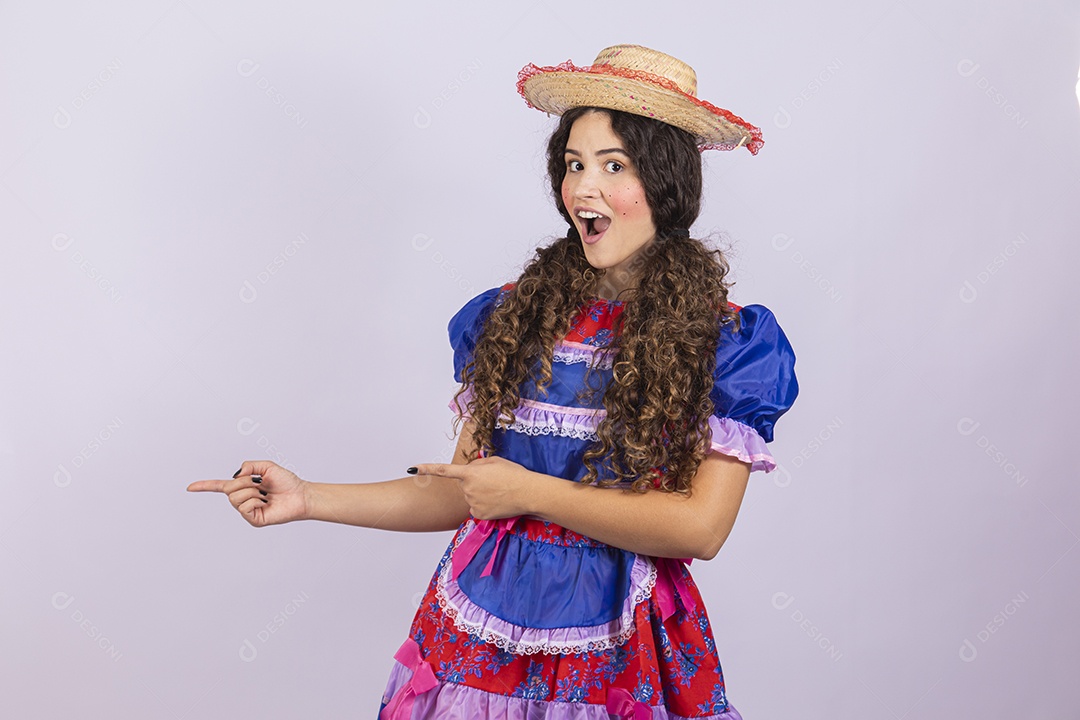 Linda mulher jovem fantasiada celebrando festas juninas