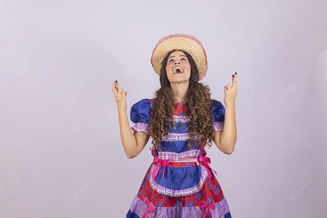 Linda mulher jovem fantasiada celebrando festas juninas