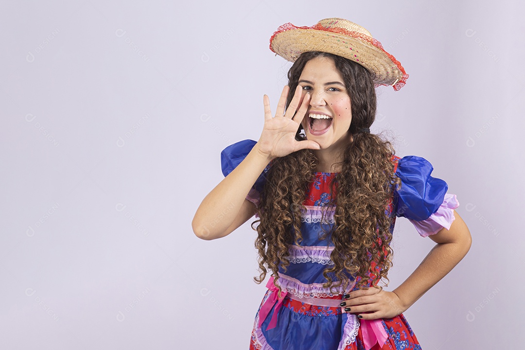 Linda mulher jovem fantasiada celebrando festas juninas