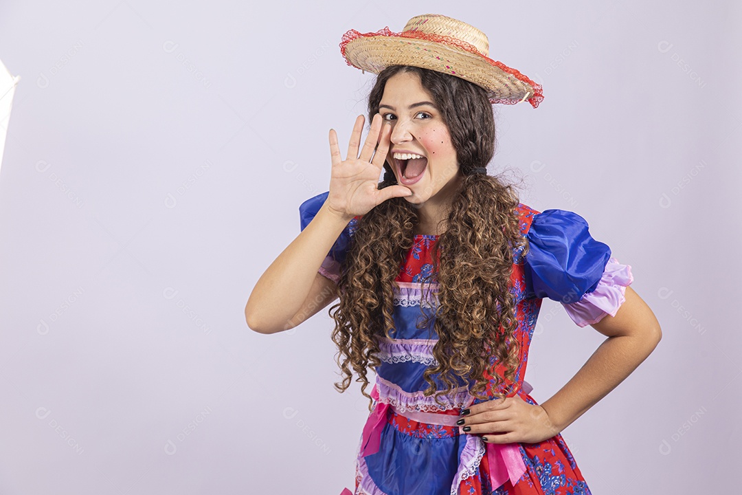 Linda mulher jovem fantasiada celebrando festas juninas