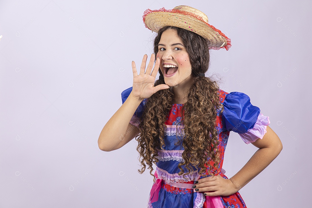 Linda mulher jovem fantasiada celebrando festas juninas