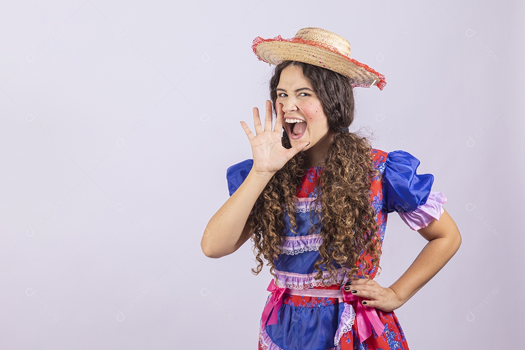 Linda mulher jovem fantasiada celebrando festas juninas