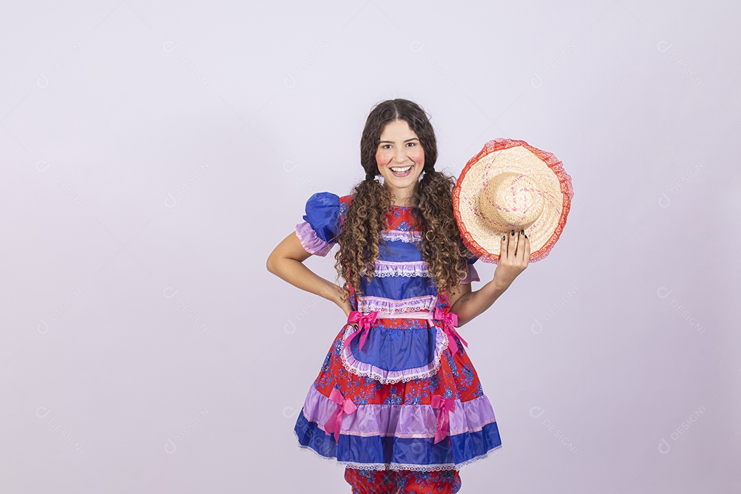 Linda mulher jovem fantasiada celebrando festas juninas