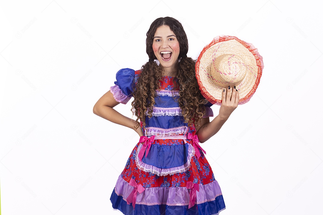 Linda mulher jovem fantasiada celebrando festas juninas