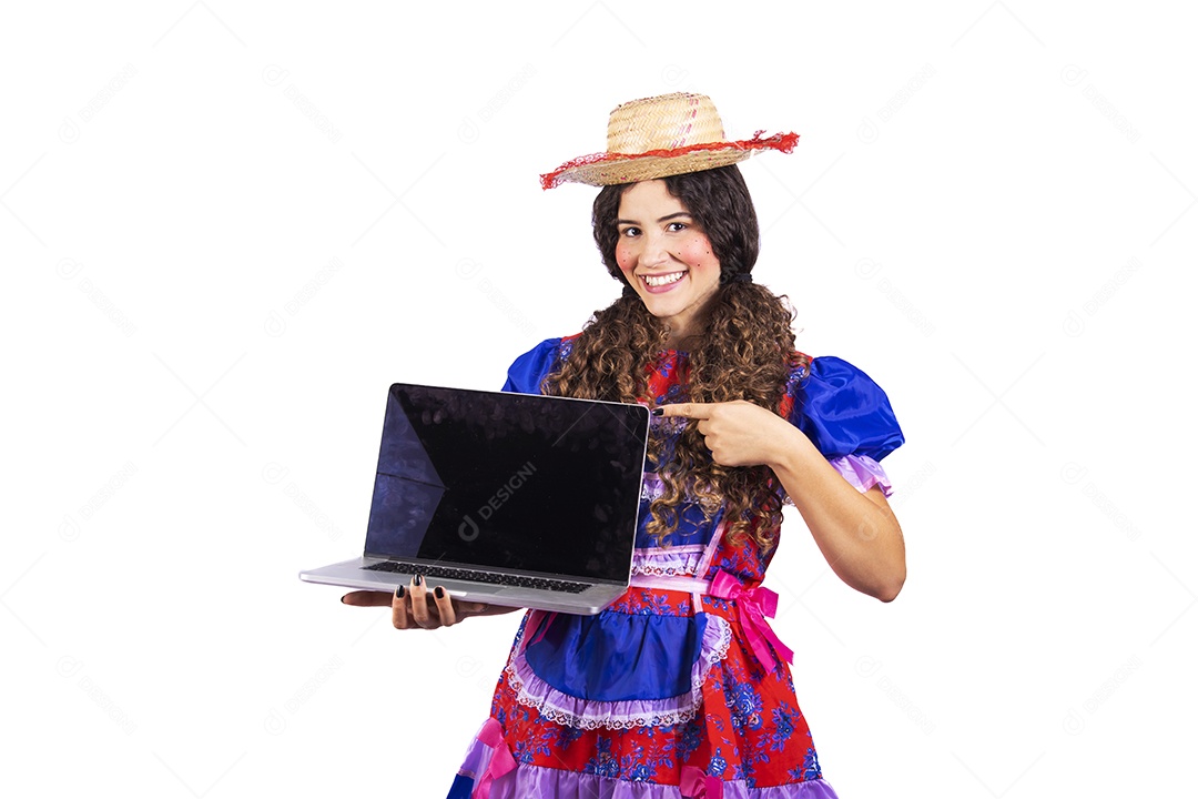 Linda mulher jovem fantasiada celebrando festas juninas segurando notebook