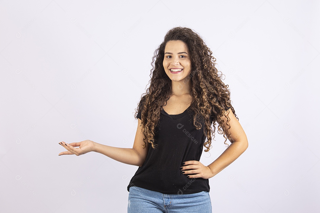 Linda mulher garota jovem sobre fundo isolado